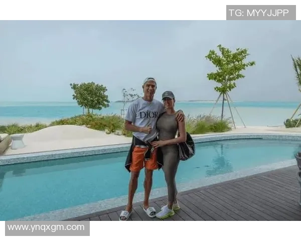 足球明星与家养鱼的温馨生活瞬间分享